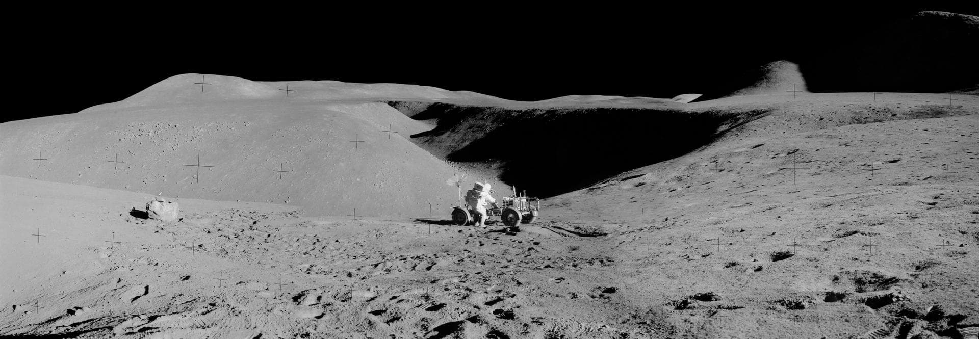 아폴로 15호 달 표면 파노라마와 Lunar Roving Vehicle