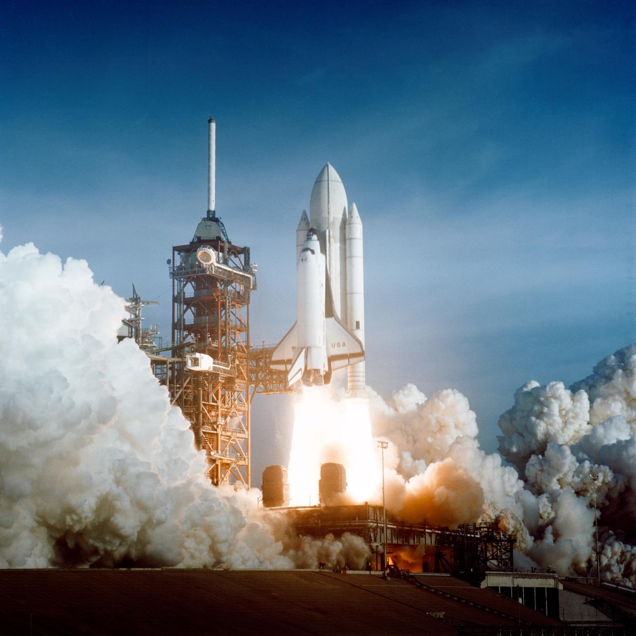 1981년 4월 12일 우주왕복선 컬럼비아가 STS-1 임무로 발사되는 장면