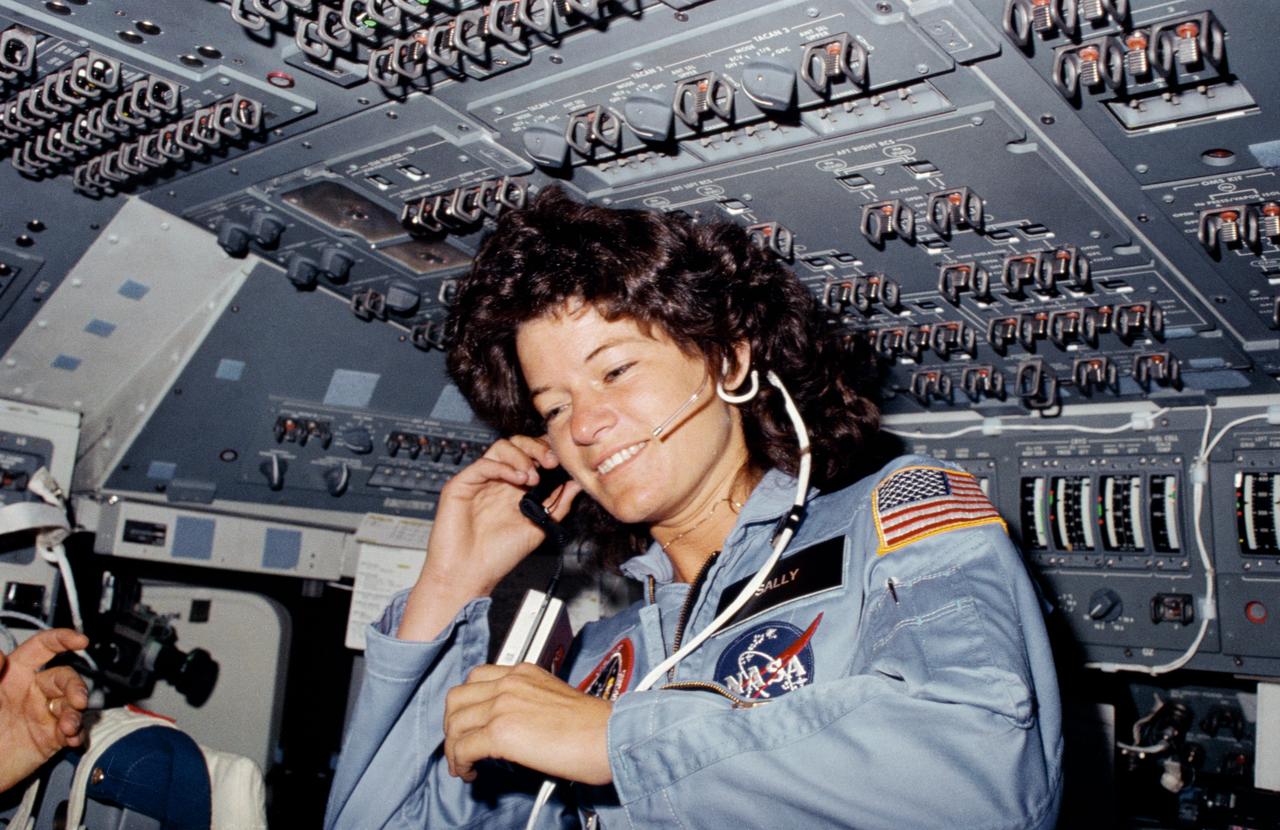 우주왕복선 챌린저호 STS-7 비행 중 조종석에 있는 샐리 라이드