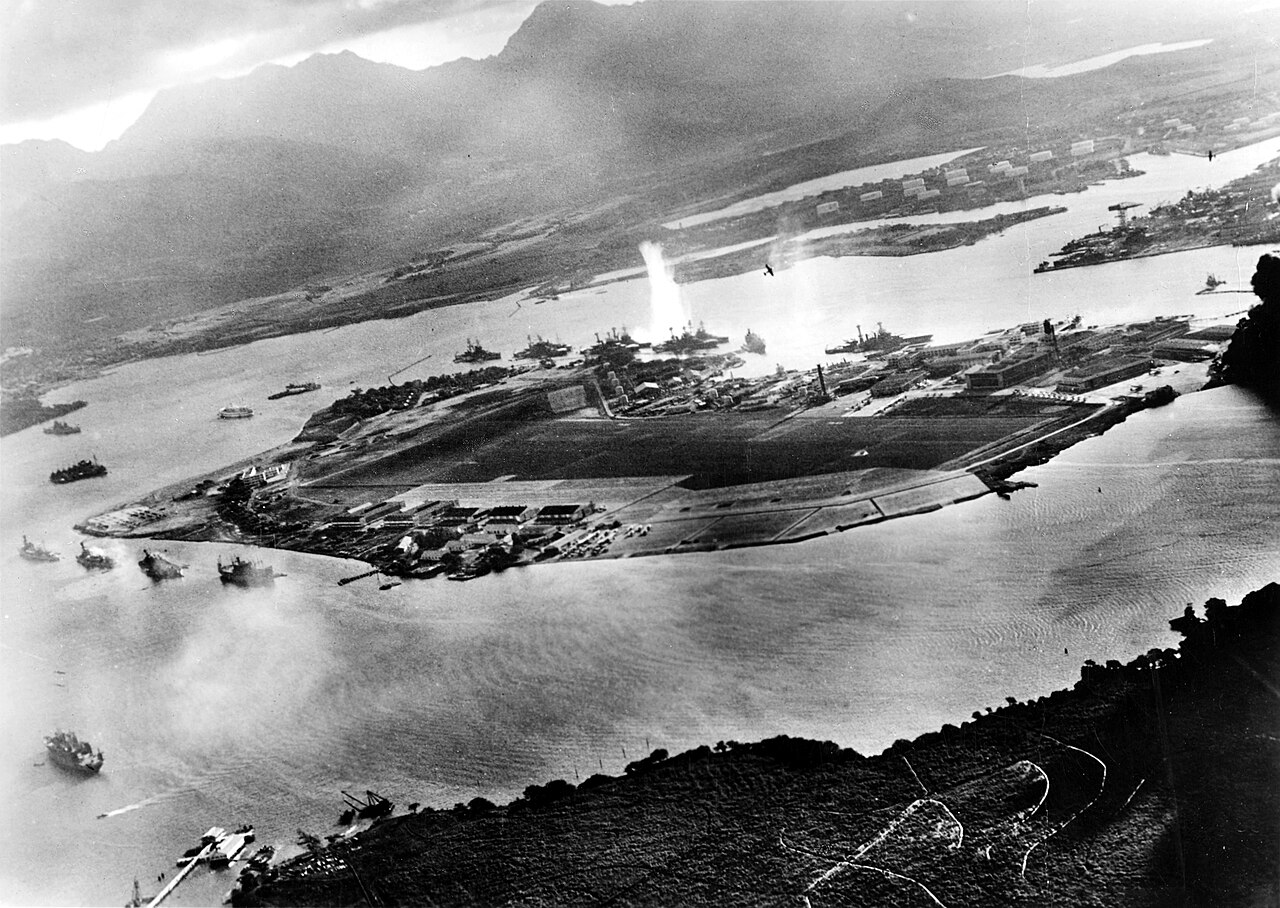 1941년 12월 7일 진주만 공습 초기에 항공기에서 촬영한 포드섬 일대 사진